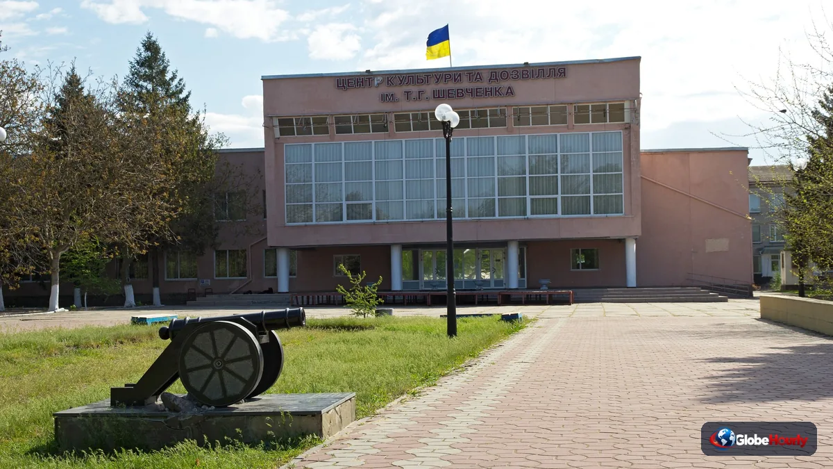 Hundreds evacuated from Oleshky in first joint Russia-Ukraine relief convoy, on a long detour through Russia and Belarus
